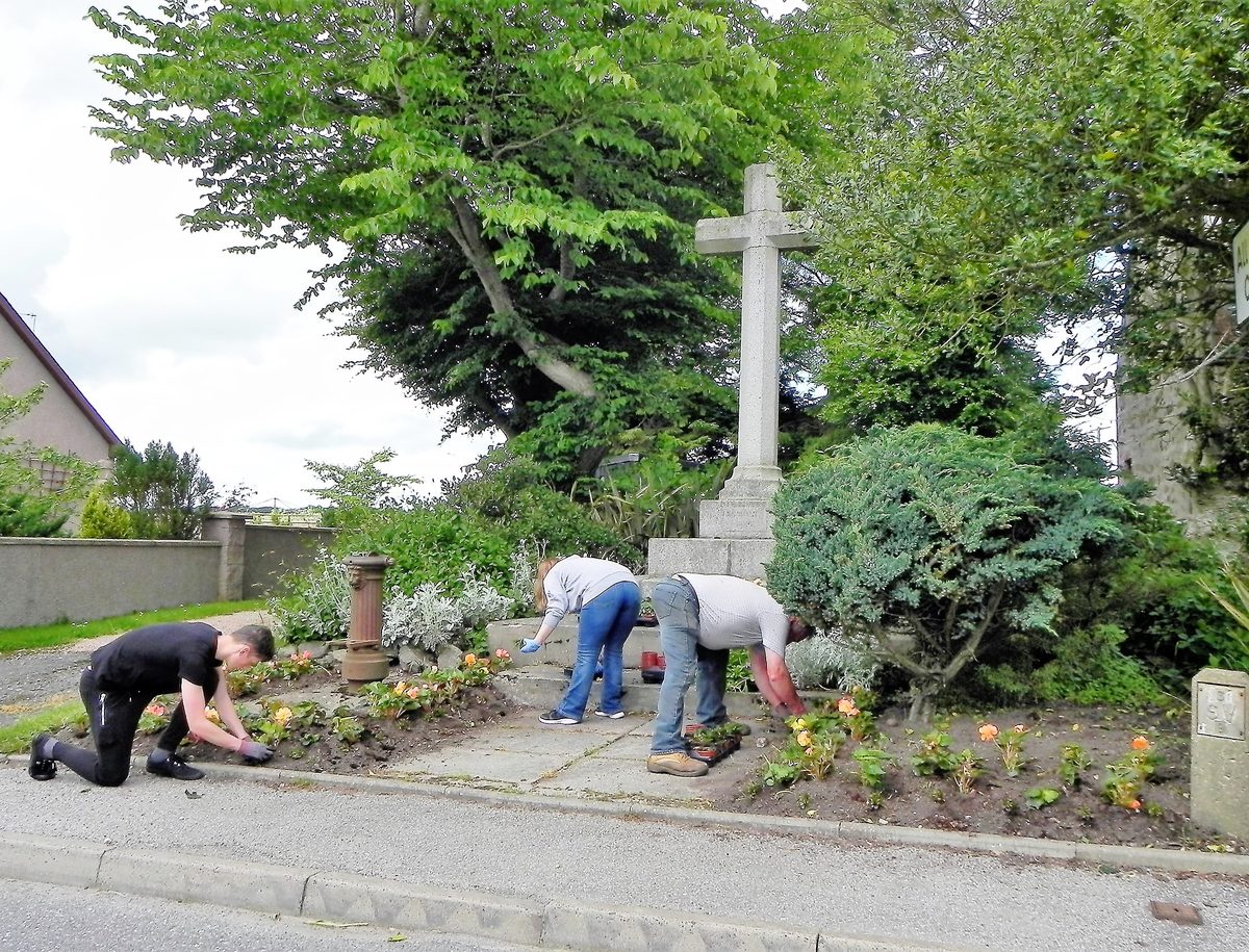 Woodhead planting round the cross a