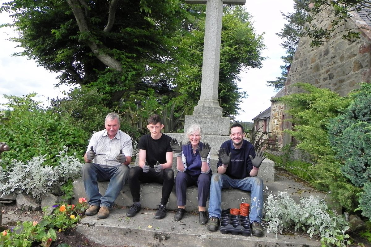 Woodhead planting round the cross aa