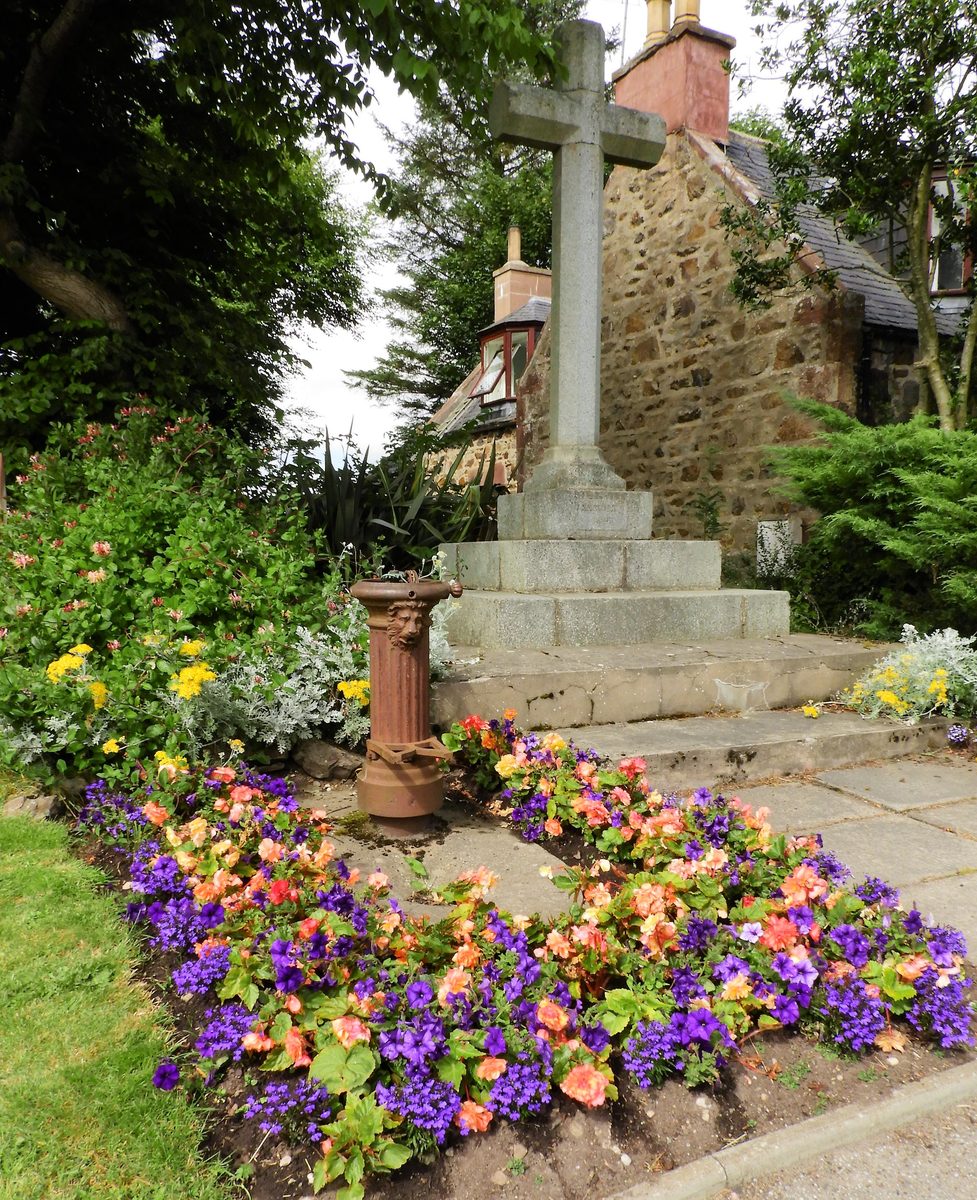 Woodhead planting round the cross b